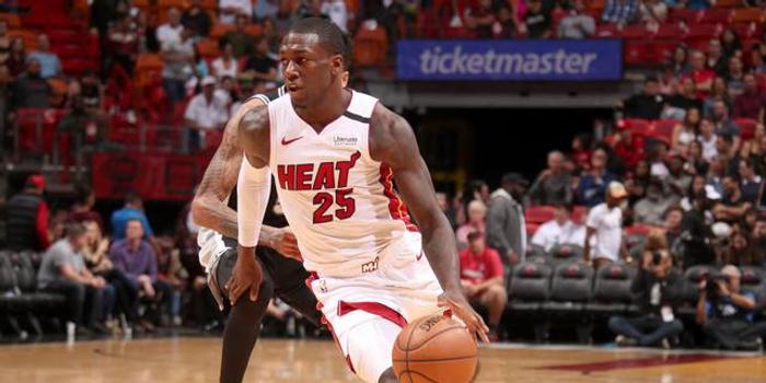  阿德巴约两双热火击败老鹰